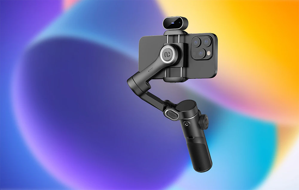 Un gimbal negru cu un smartphone și un modul AI montat deasupra, pe un fundal colorat cu gradient.