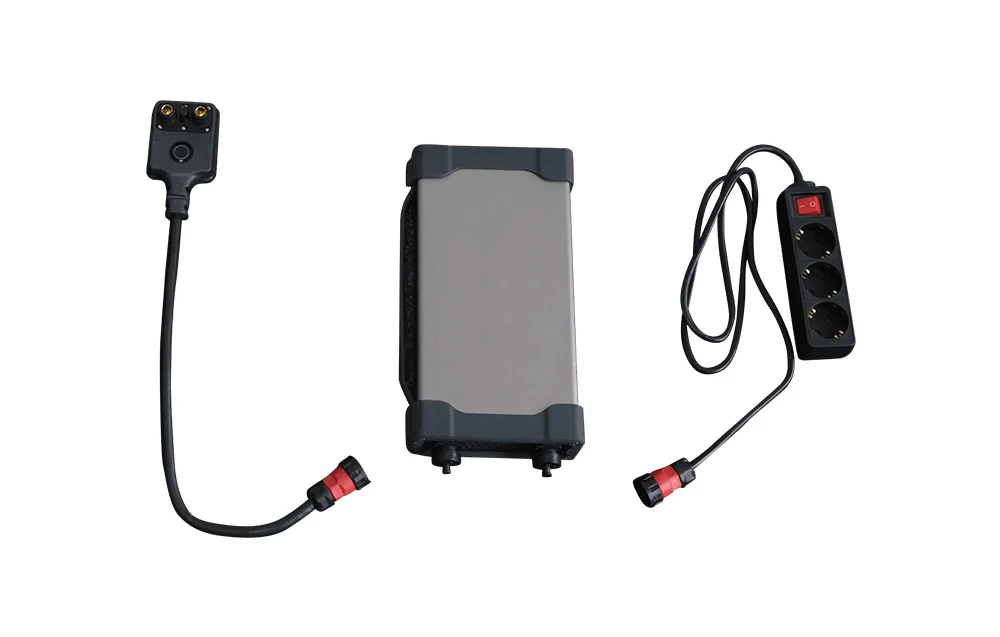 Kit de alimentare compus dintr-o unitate centrală dreptunghiulară, un cablu cu conector și un prelungitor de alimentare