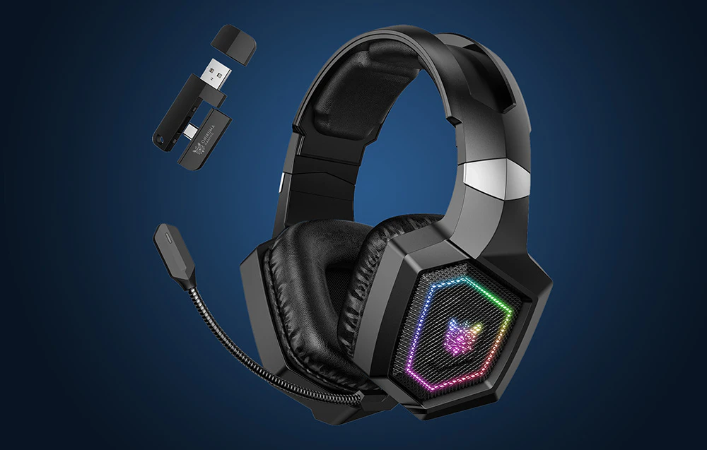 Căști de gaming Onikuma pe un fundal albastru închis, cu un adaptor plutind lângă ele
