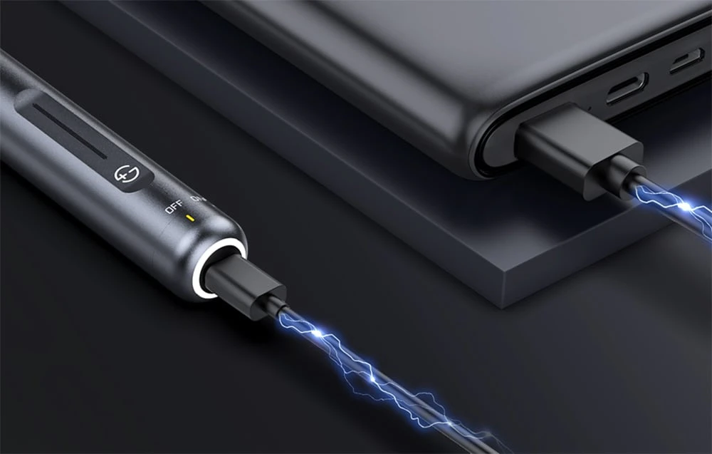 Polizor conectat la un powerbank cu ajutorul unui cablu USB.