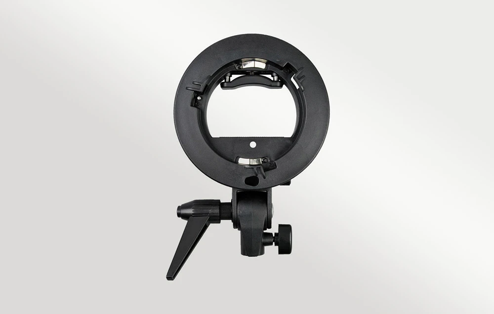 Suport de montare pentru softbox-ul GODOX pe un fundal gri