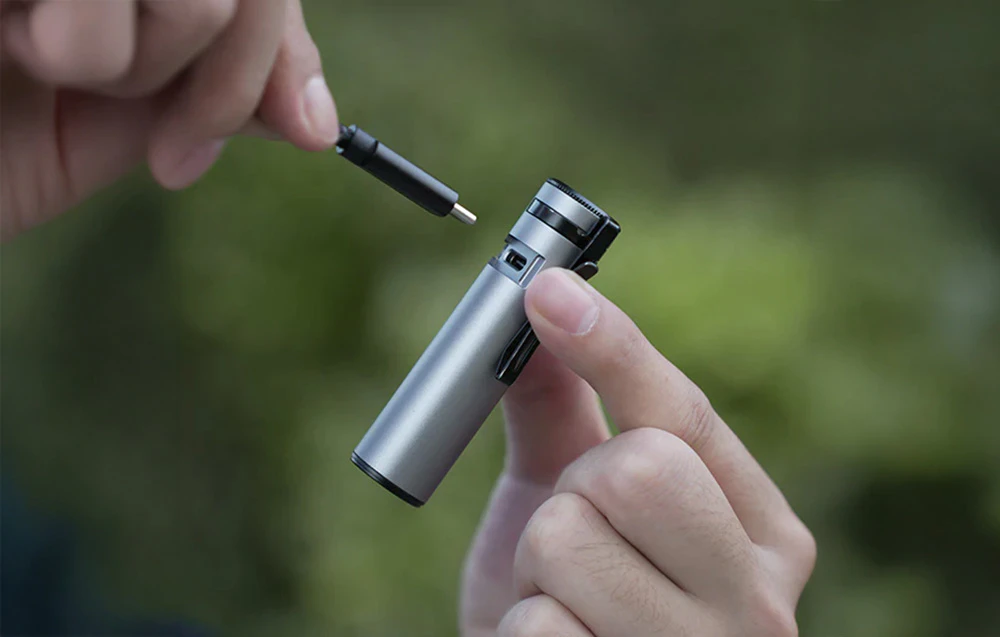 Încărcarea lanternei Flextail Zero 1200 cu un cablu USB-C