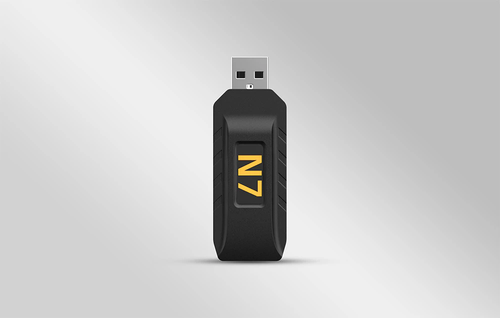 Adaptor USB wireless negru cu inscripția „N7” pe fond gri
