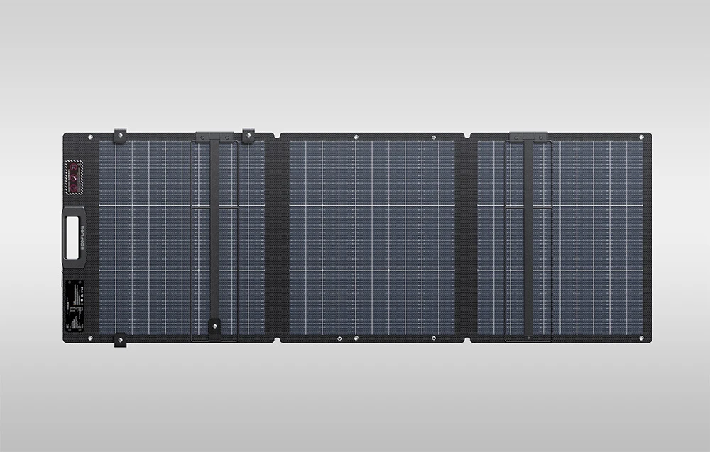 Panou solar EcoFlow desfăcut pe un fundal gri