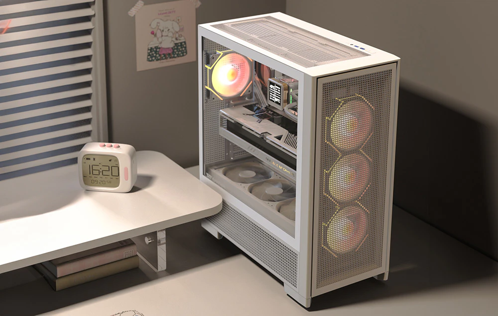 Carcasă albă pentru computer cu ventilatoare colorate pe un birou de culoare deschisă, lângă un ceas
