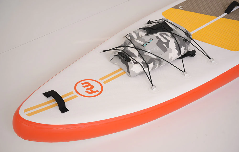 Prim-plan al unei plăci de surf colorate cu curele pentru rucsac