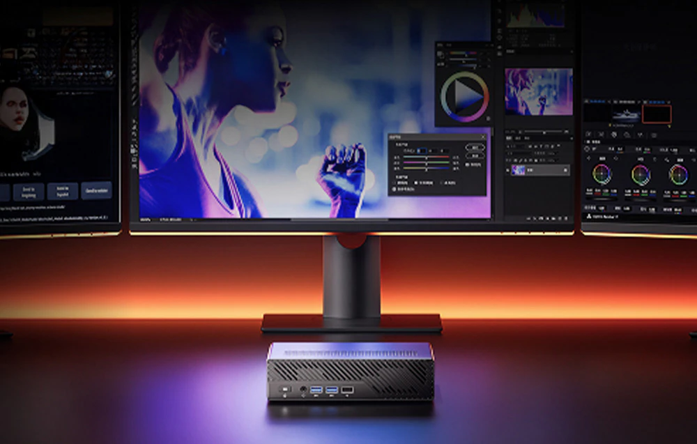 Trei ecrane cu interfața programului de editare video și computer compact pe fundal întunecat cu lumină portocalie