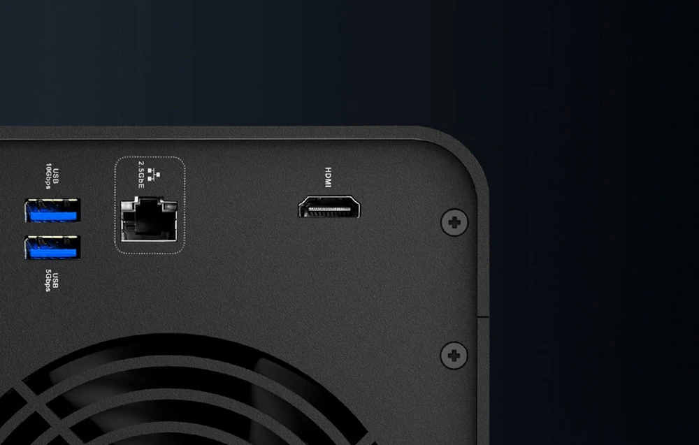 Prim-plan al panoului din spate al carcasei NAS cu porturi USB, un port de rețea de 2,5 GbE și un conector HDMI