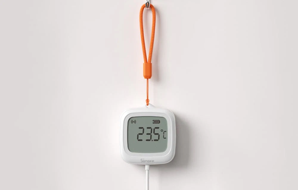 Termometru digital Sonoff SNZB-02LD cu agățătoare, afișând temperatura de 23,5°C.