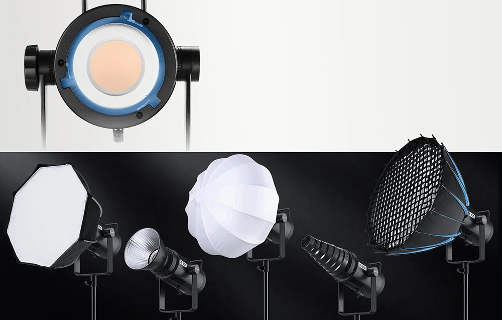 O lampă de studio cu diverse difuzoare și reflectoare pentru a focaliza fasciculul de lumină.
