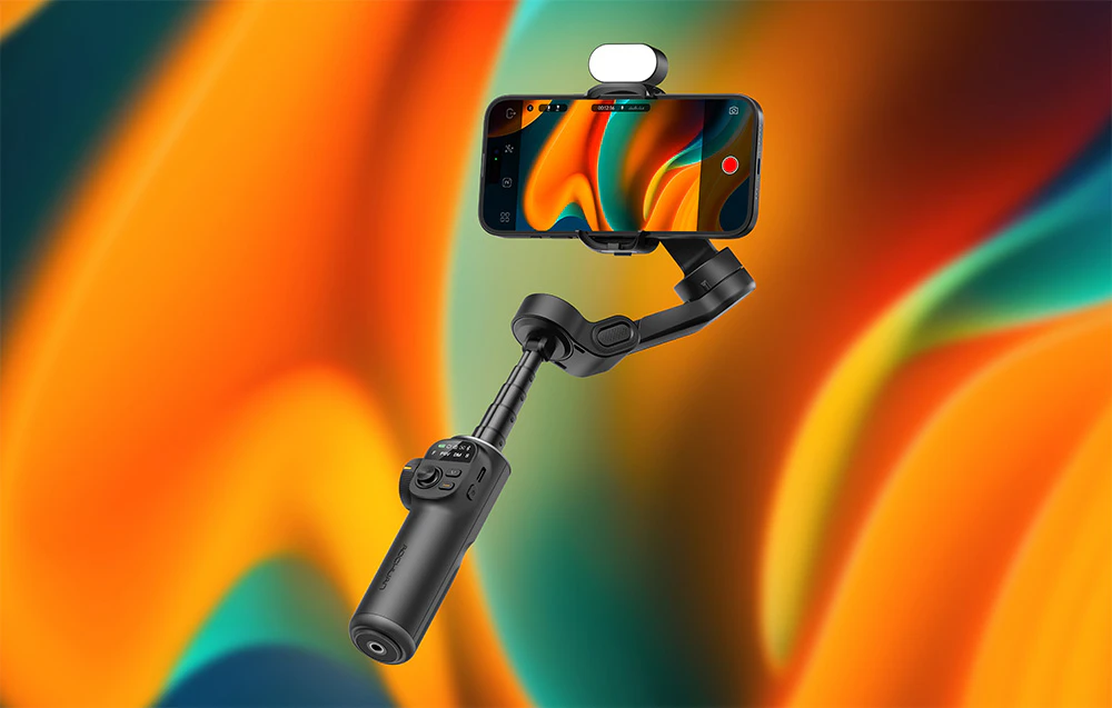 Un gimbal negru cu un smartphone și o lumină încorporată pe un fundal colorat în nuanțe de portocaliu și verde.