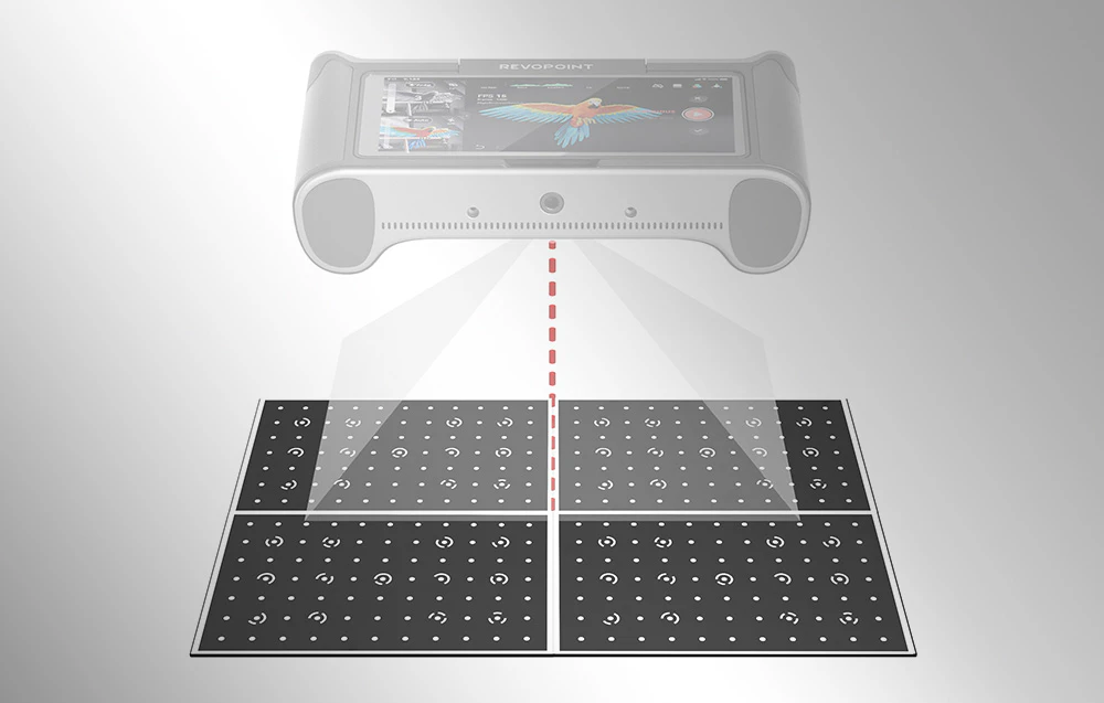 Scaner 3D scanând o placă de calibrare pe un fundal gri