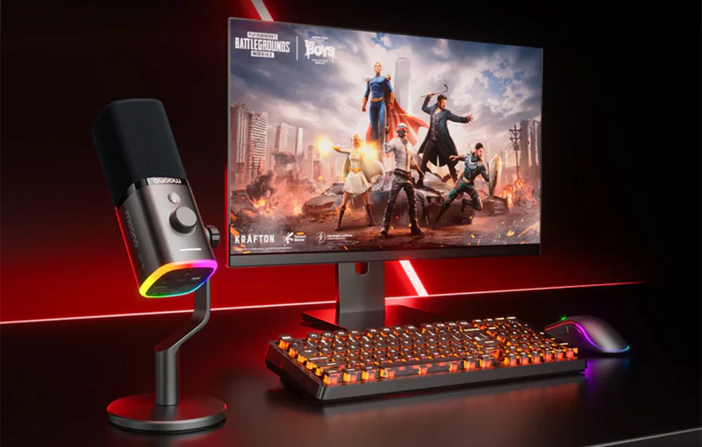 O configurație de gaming cu monitor, tastatură, mouse și microfon Maono cu iluminare RGB