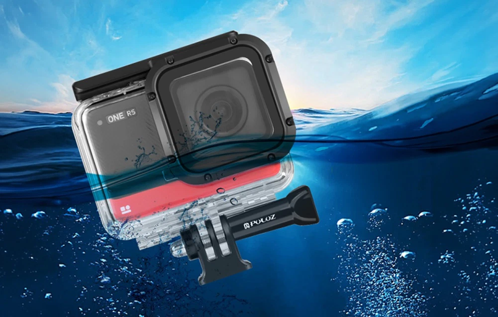 Carcasă impermeabilă Puluz Insta360 One RS 4K Edition cu camera în interior, pe jumătate scufundată în mare