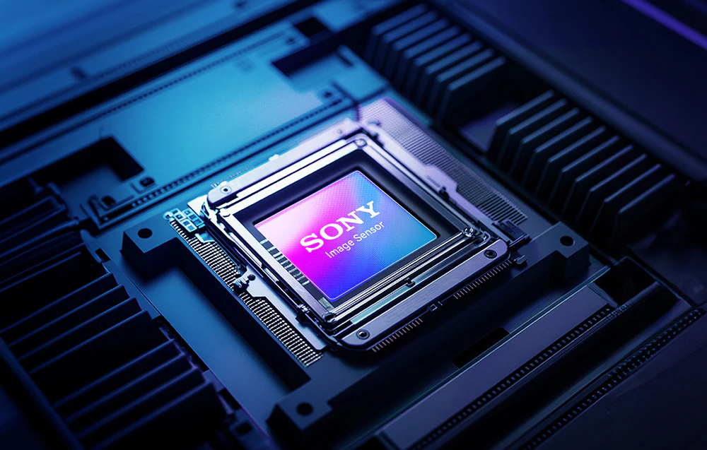 Detaliu al senzorului de imagine modern Sony situat în interiorul dispozitivului.