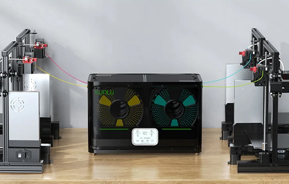 Uscătorul de filament SUNLU S4 conectat la două imprimante 3D în timpul uscării și imprimării simultane