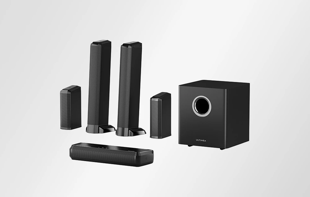Set bară de sunet cu subwoofer și patru difuzoare ULTIMEA pe fundal alb