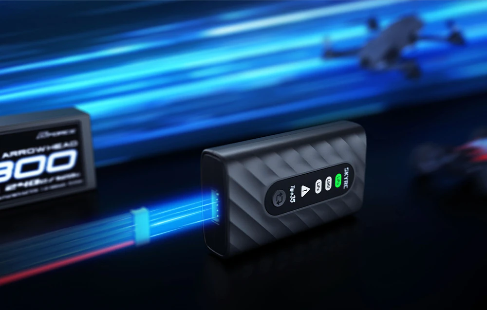 Încărcător SkyRC Type35 încărcând o baterie cu un efect energetic dinamic.
