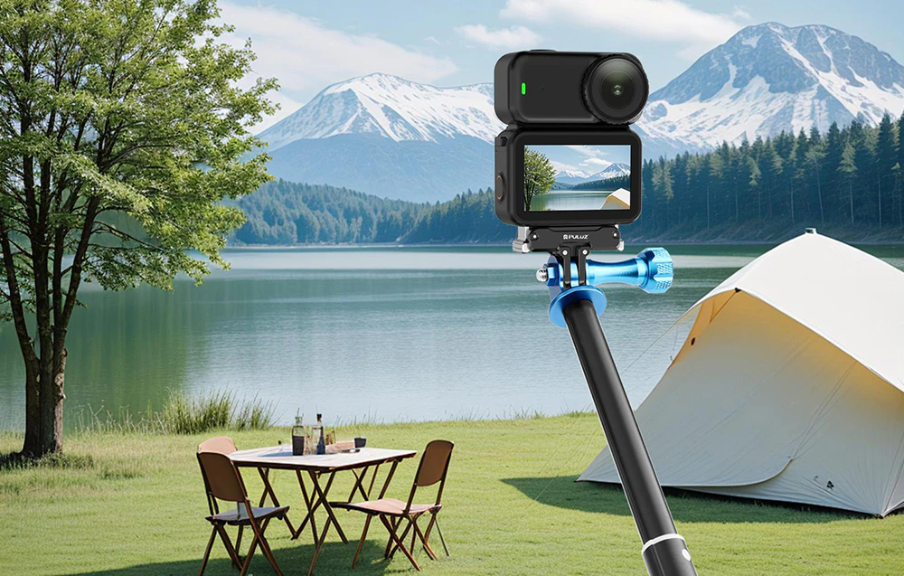 Cameră de acțiune montată pe un selfie stick cu suport magnetic albastru PULUZ deasupra unei mese de camping la un lac de munte