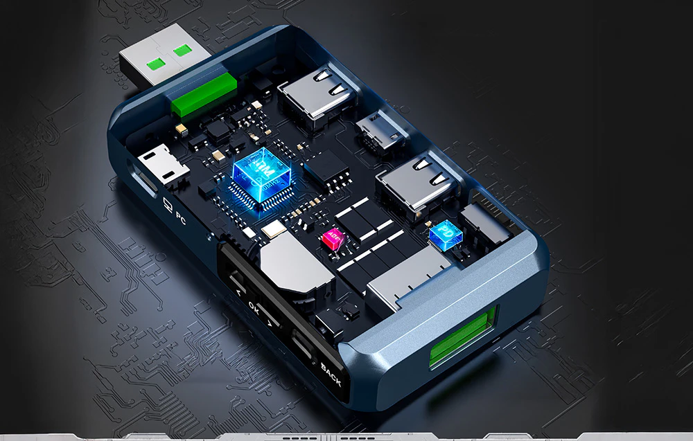 Tester USB cu componente electronice interne vizibile și diverse tipuri de conectori