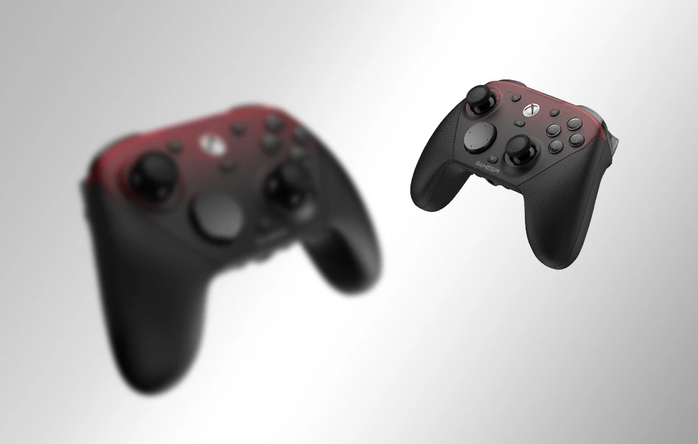 Două controlere GameSir în negru și roșu plutind pe un fundal deschis, unul clar, celălalt neclar.