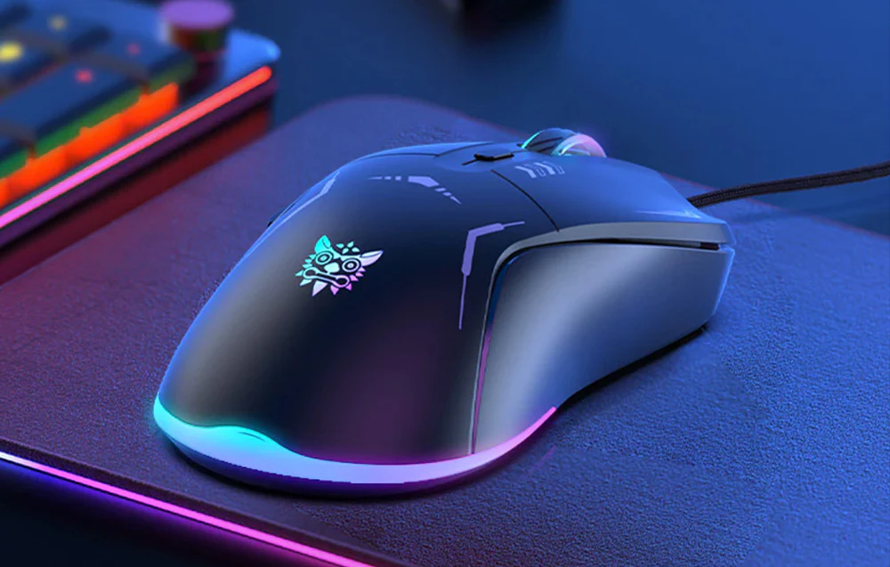 Mouse-ul cu fir ONIKUMA cu iluminare de fundal se află pe birou lângă tastatură