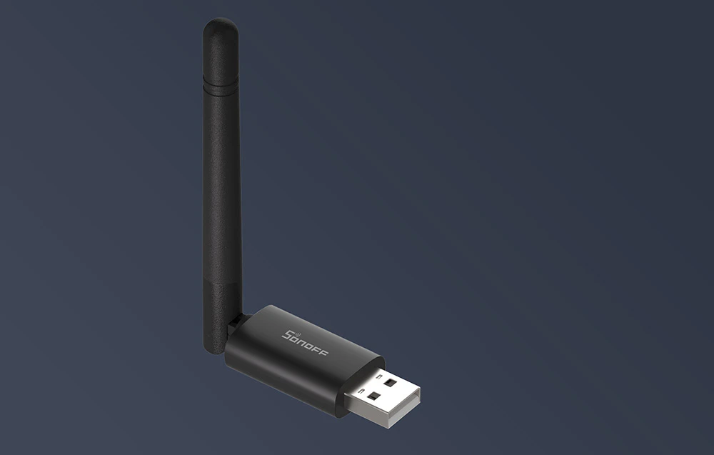 Adaptor USB Sonoff cu antenă neagră pe fundal închis