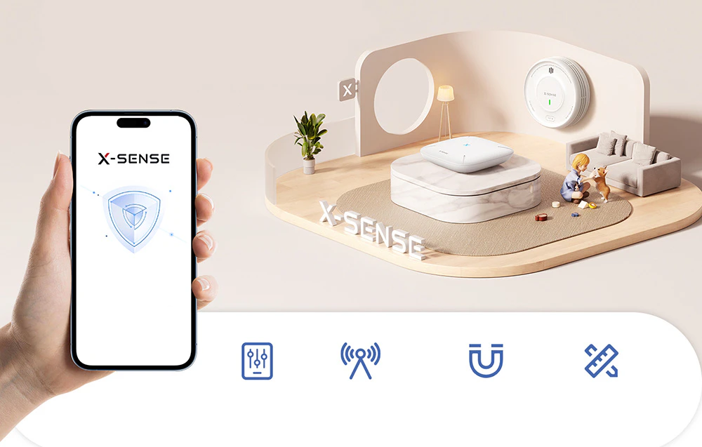 Un smartphone cu aplicația X-Sense lângă o vizualizare a unui living modern cu detectoare de fum și o stație de bază de control