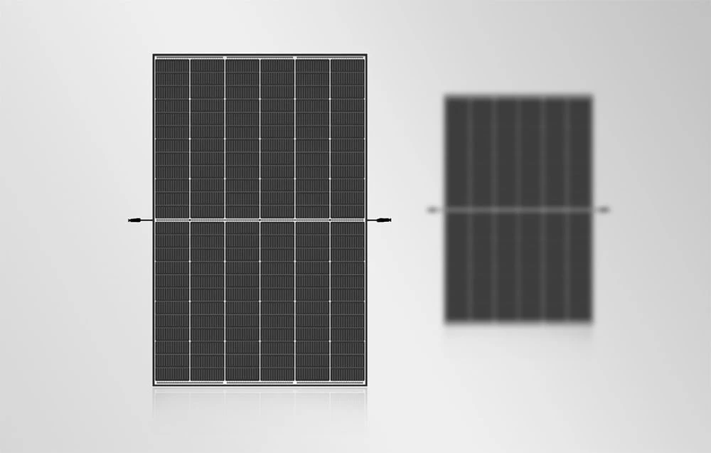 Un panou fotovoltaic distinct în stânga, lângă acesta un al doilea panou mai mic, defocalizat, ambele pe un fundal uniform, de culoare deschisă.