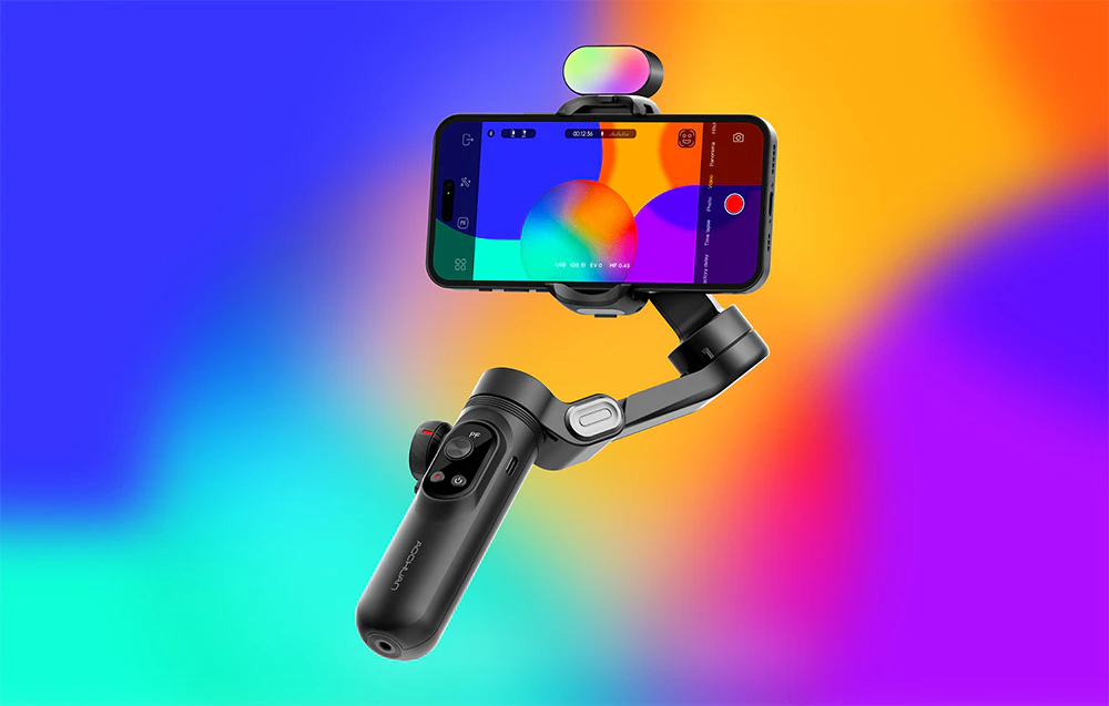 Un gimbal cu un smartphone și o lumină RGB colorată în partea de sus, prezentat pe un fundal vibrant, multicolor.
