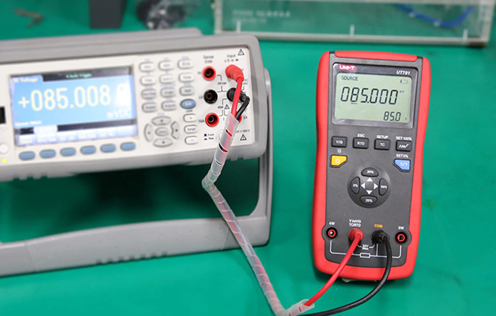 Calibrator de temperatură conectat la un contor de referință de laborator în timpul verificării preciziei măsurătorilor.