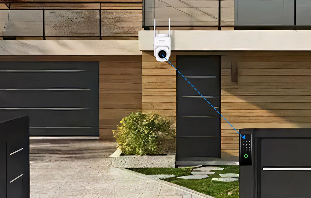 Cameră PTZ albă montată pe fațada clădirii, cu linia punctată îndreptată spre încuietoarea digitală de la intrare