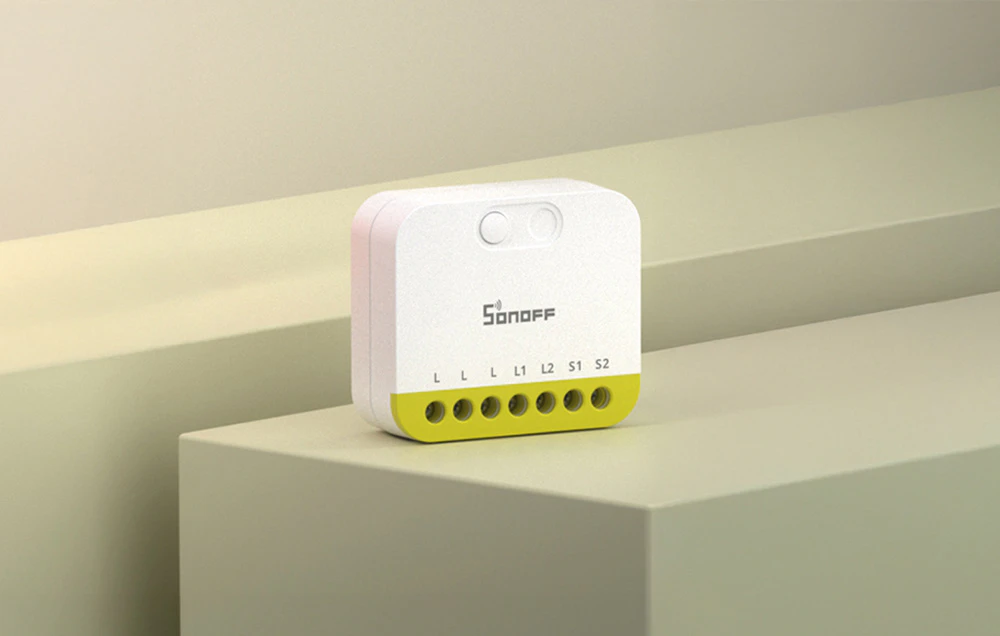 Comutator Sonoff mini cu două canale pe o platformă verde