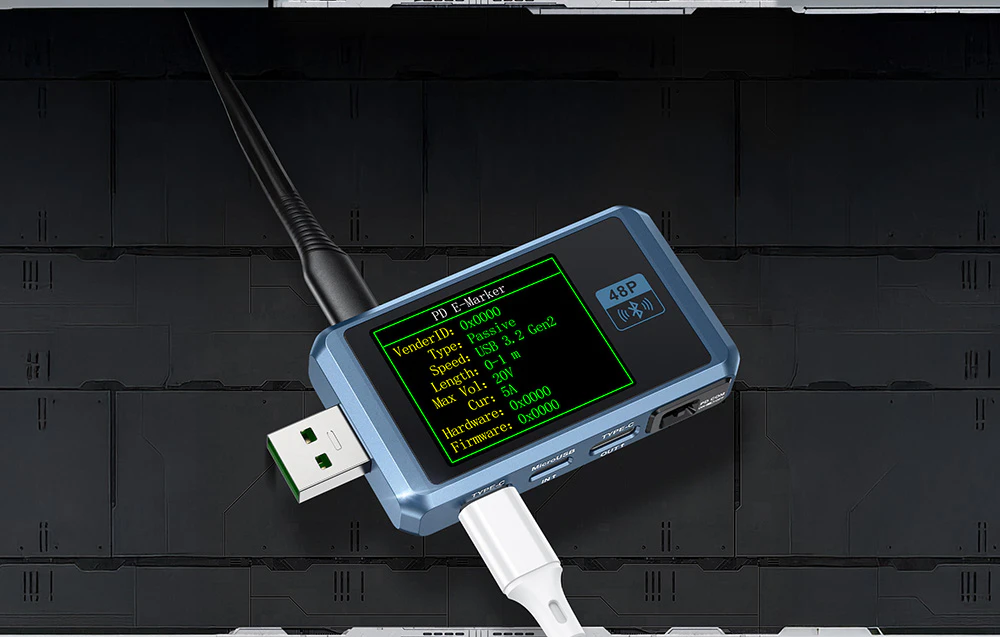 Tester USB cu afișaj care afișează date pentru cablul conectat prin USB-C