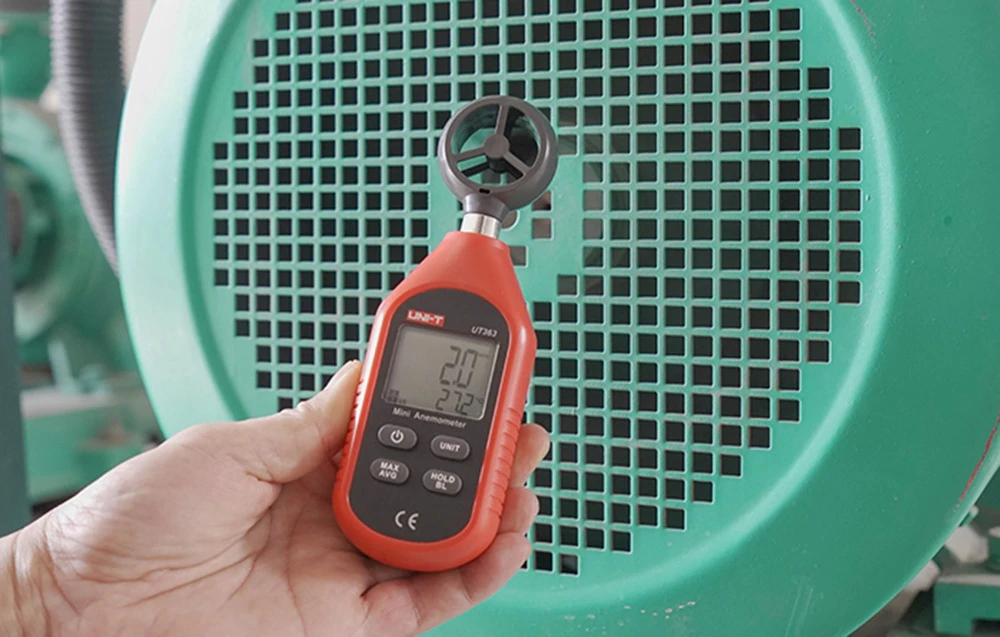 Mini-anemometrul portabil Uni-T măsoară vântul