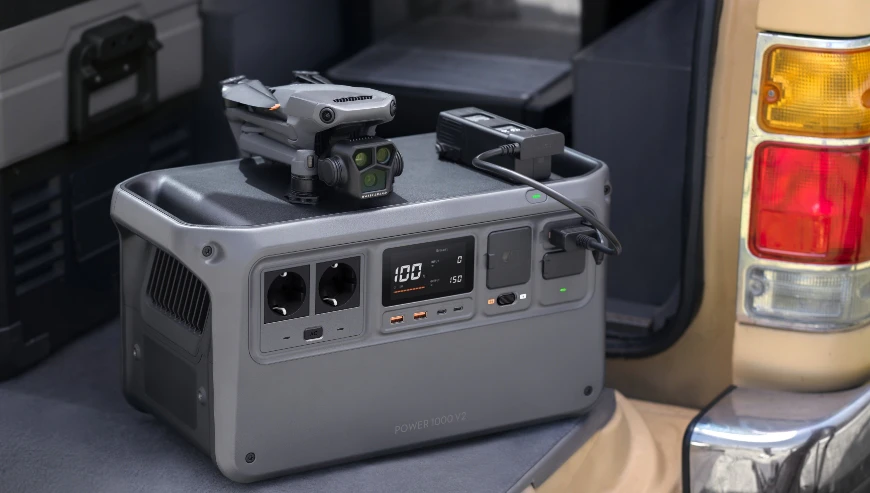 stație de alimentare Power 1000 V2 încarcă o dronă în portbagajul unei rulote