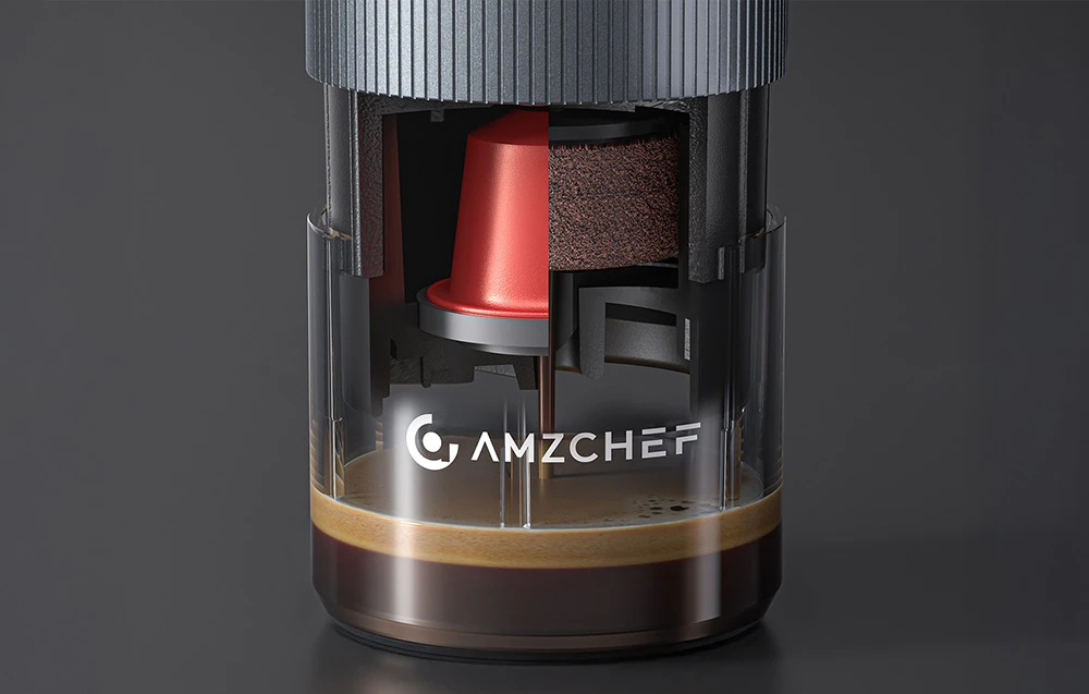Secțiune transversală detaliată a părții inferioare a aparatului de cafea AMZCHEF, care arată o capsulă roșie și cafea măcinată