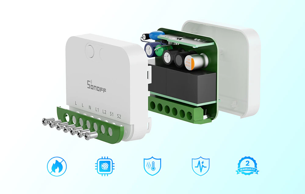 Diagrama unui întrerupător Sonoff MINI-2GS dezasamblat, cu o placă de circuite verde și pictograme care arată caracteristicile de siguranță: rezistență la foc, cip WiFi, protecție termică, stabilitate în funcționare și garanție de 2 ani