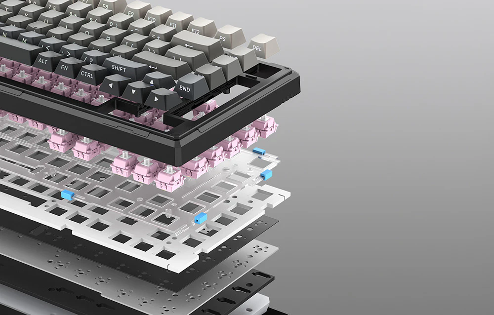 Componente ale unei tastaturi de jocuri pe fundal gri
