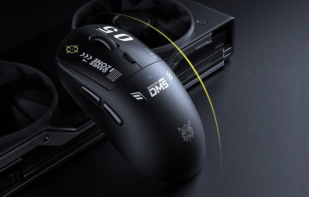 Mouse de gaming negru Onikuma pe un fundal întunecat