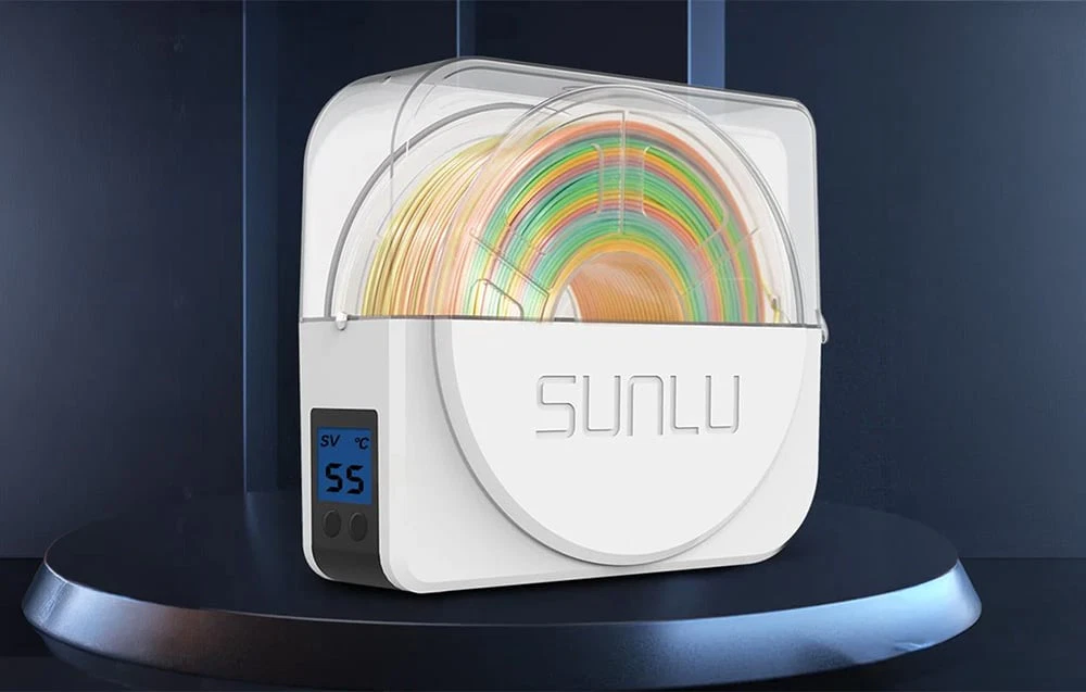 Uscător SUNLU cu filament colorat pe un suport elegant