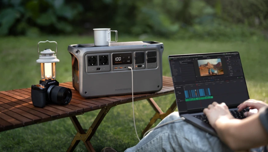 cineva folosește un laptop conectat la stația de alimentare dji Power 1000 V2
