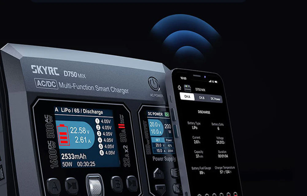Încărcătorul SKYRC D750 MIX lângă un smartphone cu o aplicație care monitorizează parametrii de încărcare printr-o conexiune wireless.