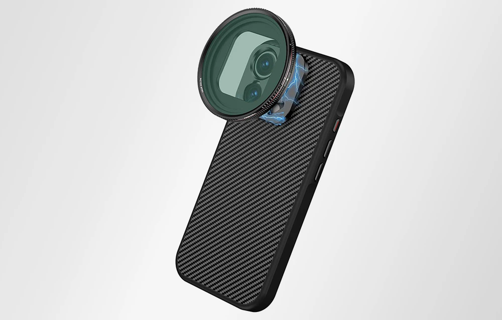 iPhone într-o husă cu model de carbon, cu un filtru fotografic mare și întunecat atașat magnetic.