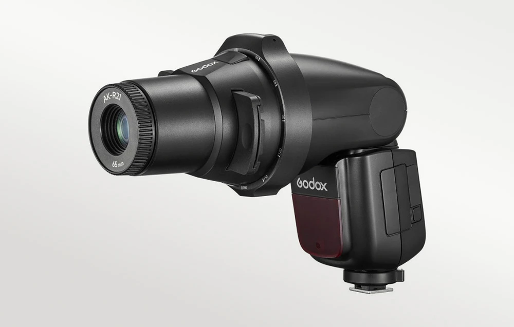 Accesoriu de proiecție Godox AK-R21 cu obiectiv de 65 mm montat pe un cap rotund de bliț Godox