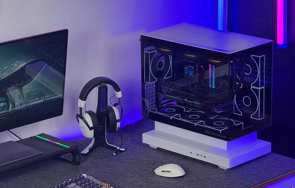 Stație de lucru pentru jocuri cu computer, monitor, mouse, tastatură și căști pe suport
