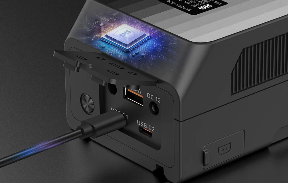 Detaliu al porturilor USB și DC ale bateriei și al graficii procesorului BMS de sub carcasă, responsabil pentru siguranță.