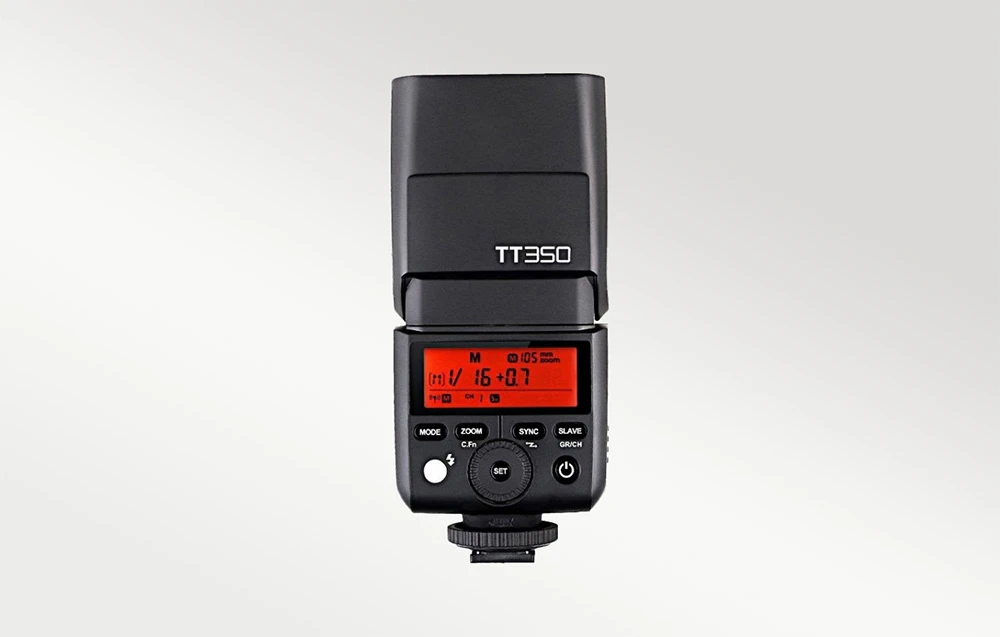 Vedere din spate a blițului Godox TT350 cu ecran LCD iluminat din spate în roșu și butoane de control