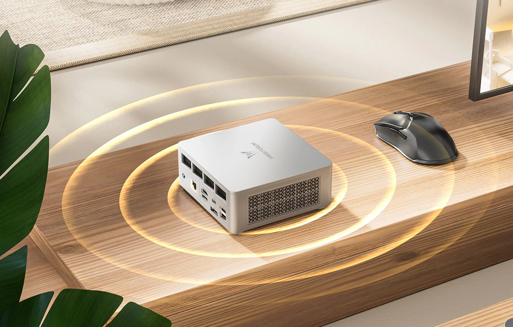 mini PC alb pe un birou lângă un mouse și un monitor