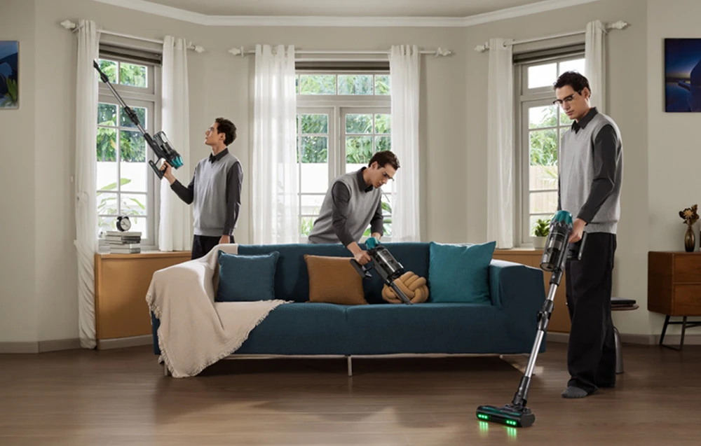 Trei imagini cu un bărbat care folosește aspiratorul cu diverse accesorii pentru a curăța sufrageria și mobilierul